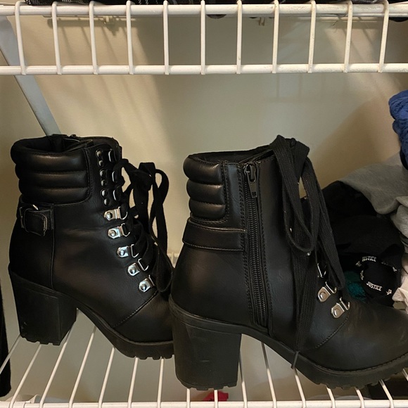size 5.5 black heeled boots - Picture 2 of 2